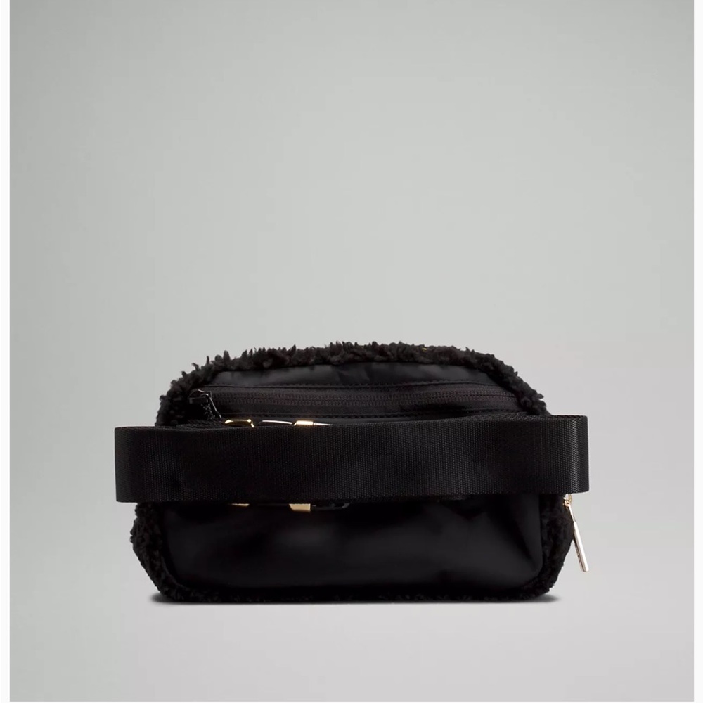 Lululemon Everywhere Fleece Belt Bag Black - Picture 2 of 6